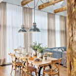 Stół z sękatych desek na żeliwnej podstawie ze sklepu Meble Niemieckie.