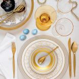 Stół z wiosenną dekoracją w kolorze złotym.