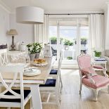 Stół zaprojektowała gospodyni. Mieszkanie w kolorach morza