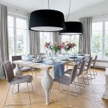 Stół zrobił genialny stolarz spod Białego stoku Jarosław Skutnik. Pasują do niego krzesła marki Noti i lampy Contardi o