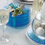 Biała porcelana przywołuje na myśl tradycję i świąteczny czas spędzany z bliskimi .