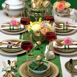 Astra India z PFP Ćmielów z etnicznymi ornamentami, intensywnymi kolorami i subtelnymi złotymi zdobieniami