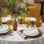 Porcelanowa zastawa z motywem piór.