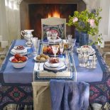 W ubiegłorocznej kolekcji mogliśmy znaleźć piękne tekstylia, w tym błękitne obrusy i poduszki w stylu etno.