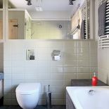 Stołek przy wannie pochodzi ze sklepu NAP.