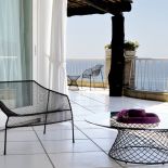 Stolik i fotel Heaven zostały zrobione z metalowych żyłek. EMU