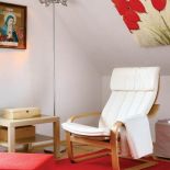 Stolik i fotel. Urządzony z pomocą... aniołów