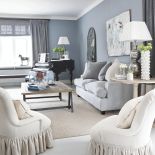 Stolik na koziołkach zrobiony został ze starych drzwi znalezionych na strychu.