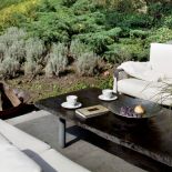 Stolik na tarasie wykonano z kamiennej płyty.