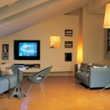 Stolik w kształcie wieży Eiffla to prezent od znajomych, którzy wyemigrowali do Francji. Zaprojektowali go z myślą o jednej