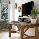 Stolik w sypialni powstał z jednego, kilkusetletniego kawałka cyprysu- kupić od Marszanda chcą go wszyscy.