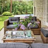 Stolik wyłożony portugalskimi płykami, które leżą też na podłodze w łazience.