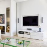 Stolik z zieloną ramą to Campus z Indivi Design Store. Pled i poduszki - Home Sweet Home.