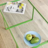 Stolik z zieloną ramą to Campus z Indivi Design Store.