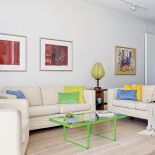 Stolik z zieloną ramą to Campus z Indivi Design Store. Pled i poduszki - Home Sweet Home.