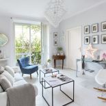 Stoliki kawowe to pomysł Natalii. Fotel, kanapa, pled i poduszki przyjechały ze sklepu NAP.