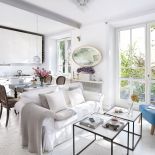 Stoliki kawowe to pomysł Natalii. Fotel, kanapa, pled i poduszki przyjechały ze sklepu NAP.