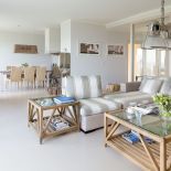 Styl marynistyczny – jak urządzić apartament z widokiem na morze?