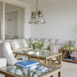 Stoliki, komody, konsole, lampy i krzesła to holenderskie marki Eichholtz, Riviera Maison, Colmore i Hazenkamp.