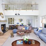 Stołki i złote świeczniki - Eichholtz.