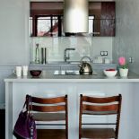 Stołki przy wyspie to tak naprawdę dziecięce krzesełka.