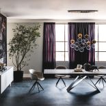 30 stołów do jadalni z blatami z drewna, kamienia i szkła