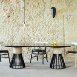 Stół Mewoma, La Chance. 30 stołów do jadalni z blatami z drewna, kamienia i szkła