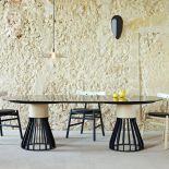 Stół Mewoma, La Chance. 30 stołów do jadalni z blatami z drewna, kamienia i szkła