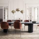 Stół GUBI, mesmetric.com. 30 stołów do jadalni z blatami z drewna, kamienia i szkła