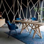 Stół drewniany, Roche Bobois. 30 stołów do jadalni z blatami z drewna, kamienia i szkła