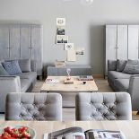 Stoły z metalowymi nogami zostały zaprojektowane przez Sylwią Lianę.