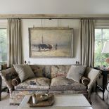 Stonowana, europejska paleta kolorów mebli i ścian.