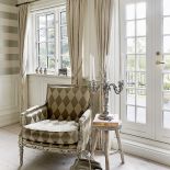 Stonowana kolory wyciszają: beże, odcienie piaskowego koloru, biel.