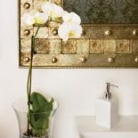 Storczyk w łazience. Piaskowiec, onyks i heban