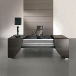 Stratos (230 x 100 x 76 cm) z kolekcji Executive ma blat na wysoki połysk, a nogi obite skórą Tijus. SMANIA