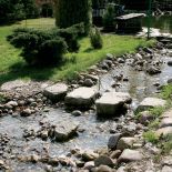 Strumień wygląda jak naturalny, ale jest dziełem rąk ludzkich. Woda krąży tu w obiegu zamkniętym - tłoczy ją do