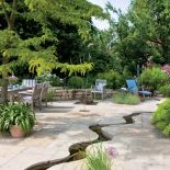 Strumyk, który doprowadza wodę do stawu.