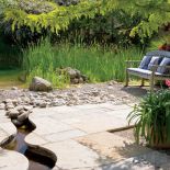 Strumyk, który doprowadza wodę do stawu.