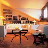 Strych ma ciekawą architekturę - skosy, okna w nietypowych kształtach. Aby je uspokoić, Marek wybrał proste białe meble.