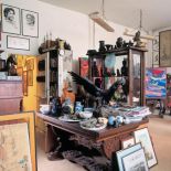 Studwudziestometrowa pracownia to wymarzone miejsce dla obrazów i orientalnej kolekcji.