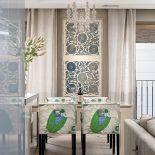 Stuletni irański jedwab jest elegancką dekoracją.