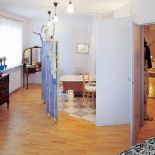 Łazienka pośrodku sypialni