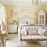 Styl francuski w pełnej krasie. Lampki nocne i narożną szafę pani domu zaprojektowała sama.