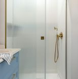 biało niebieska łazienka aranżacje