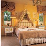 Styl Ludwika XV i prowansalski nie są od siebie takie odległe - łoże z baldachimem świetnie czuje się w