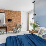 W ścianie za łóżkiem i naprzeciwko niej udało się architektowi zmieścić garderoby.