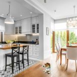 Salon zdobi ściana z cegieł, sypialnię – błękitne motywy. To dom trochę klasyczny, trochę nowoczesny,