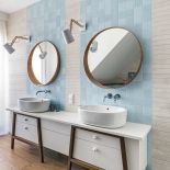 Salon zdobi ściana z cegieł, sypialnię – błękitne motywy. To dom trochę klasyczny, trochę nowoczesny,