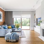 Błękity i cegła na ścianie, czyli wygodna klasyka z nowoczesnością