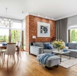 Błękity i cegła na ścianie, czyli wygodna klasyka z nowoczesnością